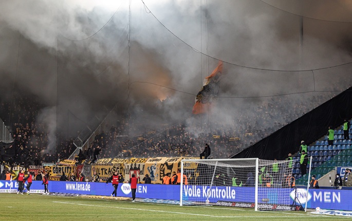 64 poliisia loukkaantui Saksan toisen tason ottelun yhteydessä 1