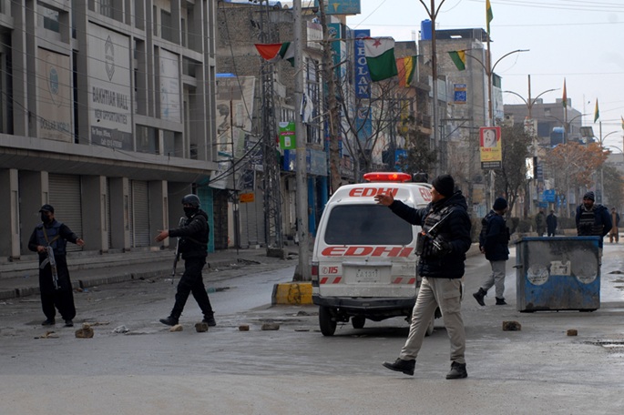 73 kuollutta, mukaan lukien 10 turvallisuusjoukkojen jäsentä Pakistanin Balochistanissa. 1