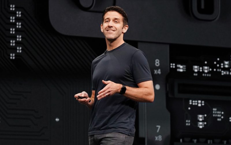 Applen tulevaksi toimitusjohtajaksi arvioidun johtajan tehtävät laajentuivat – laitekehityksen johtaja vastaa nyt myös muotoilutiimeistä. 1 Applen tulevaksi toimitusjohtajaksi arvioidun johtajan tehtävät laajentuivat – laitekehityksen johtaja vastaa nyt myös muotoilutiimeistä.0