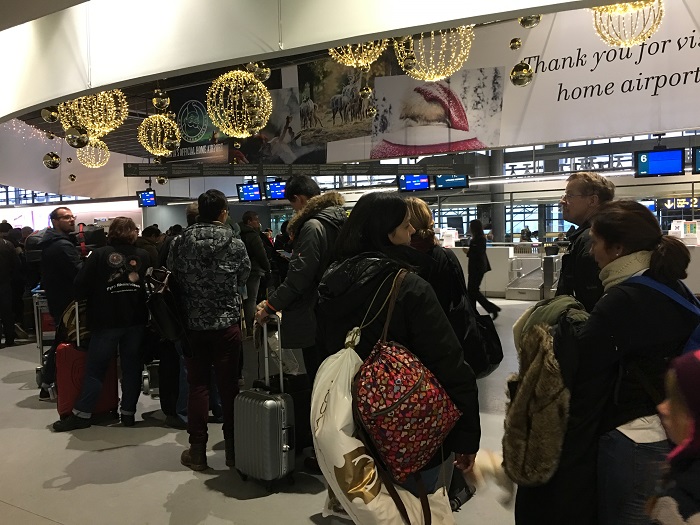 Talvimyrsky keskeyttää lentoja ja jättää sadat matkustajat Lapissa jumittamaan. 1