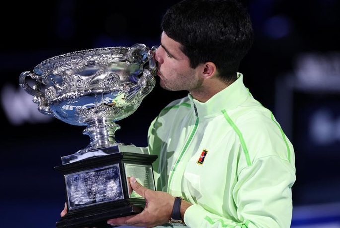 Alcaraz tekee historiaa voittamalla Djokovicin Australian Openin mestaruusottelussa. 1