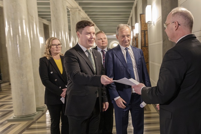 Hallitus kohtaa epäluottamuslauseen työttömyyden vuoksi 1