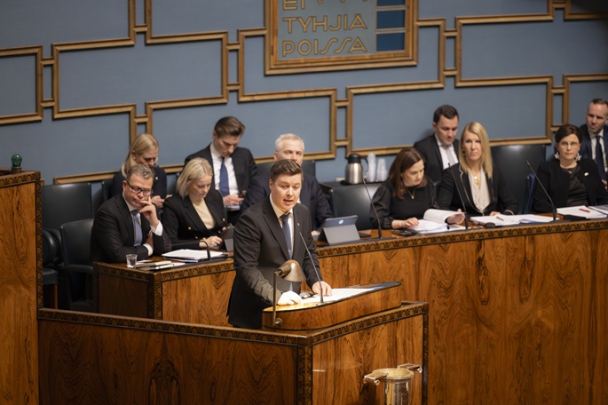 Hallitus selviytyi epäluottamusäänestyksestä työttömyystilanteen vuoksi 1