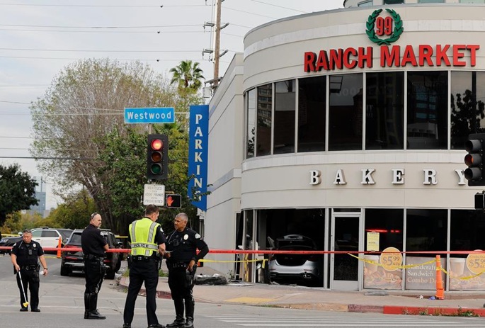 Kolme kuollut auto-onnettomuudessa ruokakaupassa Los Angelesissa. 1