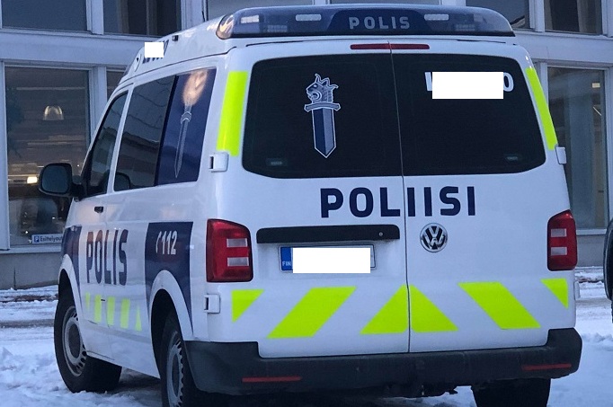 Mies ammuttiin puukotettuaan poliisia Kalajoella. 1