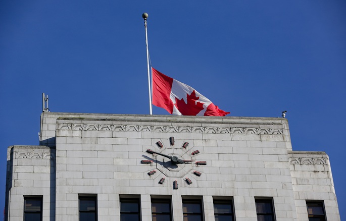 Poliisi tarkistaa kuolonuhrien määrää Brittiläisen Kolumbian koulun ampumatapauksessa. 1