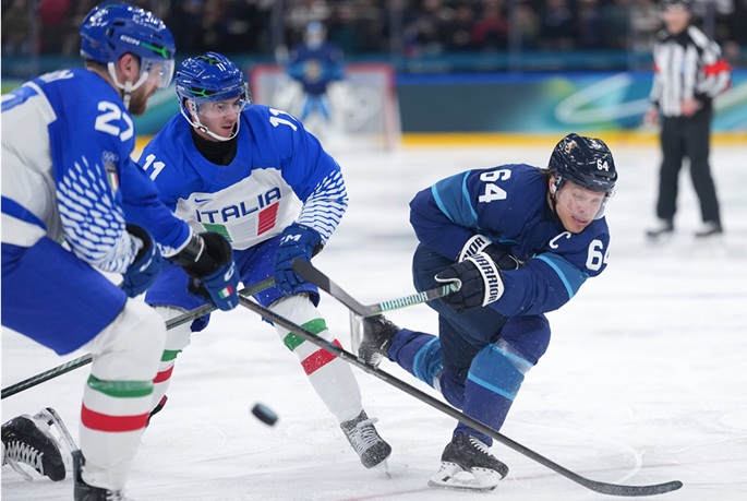 Suomi voitti Italian olympialaisissa jääkiekossa 11-0. 1