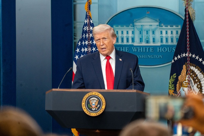 Trump allekirjoitti määräyksen, joka asettaa 10 prosentin tullin kaikille maille. 1