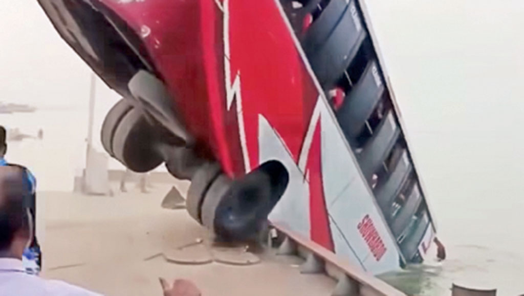 23 kuollut, kun bussi syöksyi Bangladeshin joen veteen. 1