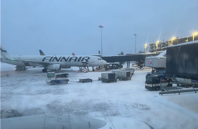 Finnair selvittää vaihtoehtoja matkustajien palauttamiseksi Dubailta ja Dohasta. 1