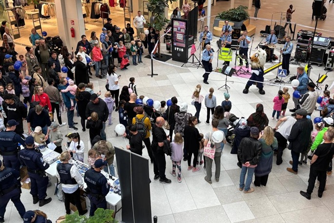 Helsingin poliisin soittokunta esiintyy Itiksessä Eid al-Fitrin kunniaksi. 1