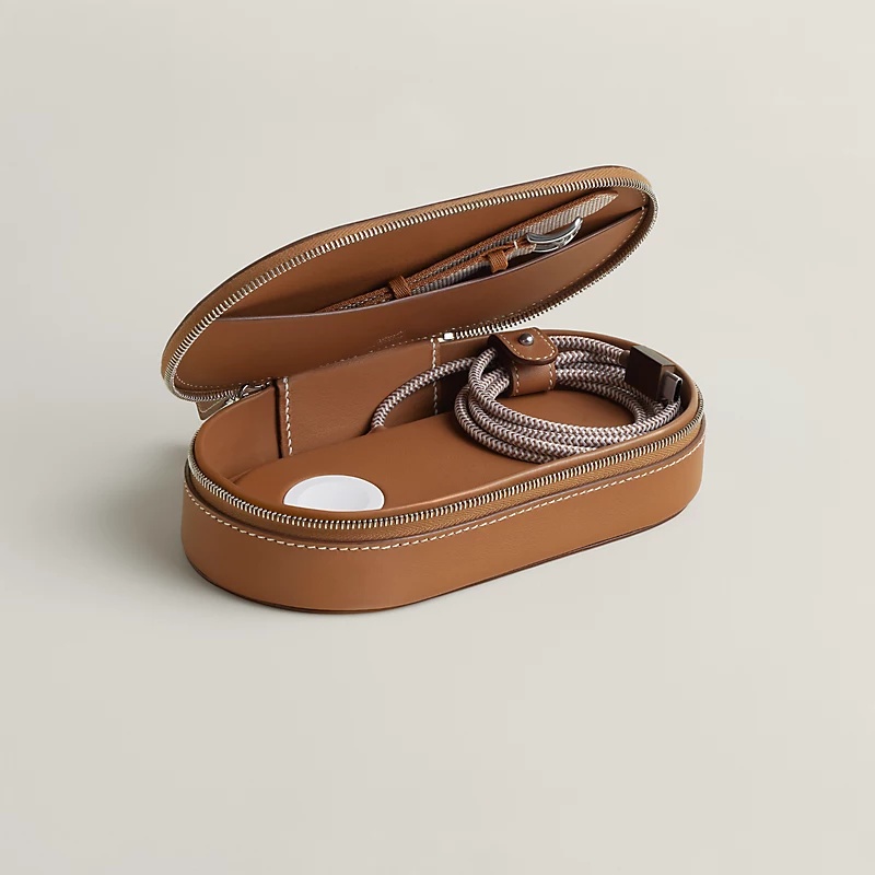 Hermès julkaisi 1 350 euron MagSafe-latausalustan iPhonelle, Apple Watchille ja AirPodeille. 4 Hermès julkaisi 1 350 euron MagSafe-latausalustan iPhonelle, Apple Watchille ja AirPodeille.3