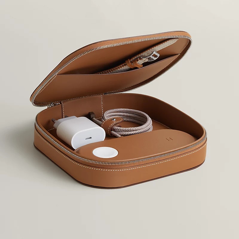 Hermès julkaisi 1 350 euron MagSafe-latausalustan iPhonelle, Apple Watchille ja AirPodeille. 3 Hermès julkaisi 1 350 euron MagSafe-latausalustan iPhonelle, Apple Watchille ja AirPodeille.2