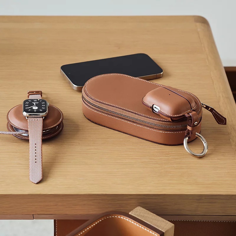 Hermès julkaisi 1 350 euron MagSafe-latausalustan iPhonelle, Apple Watchille ja AirPodeille. 5 Hermès julkaisi 1 350 euron MagSafe-latausalustan iPhonelle, Apple Watchille ja AirPodeille.4