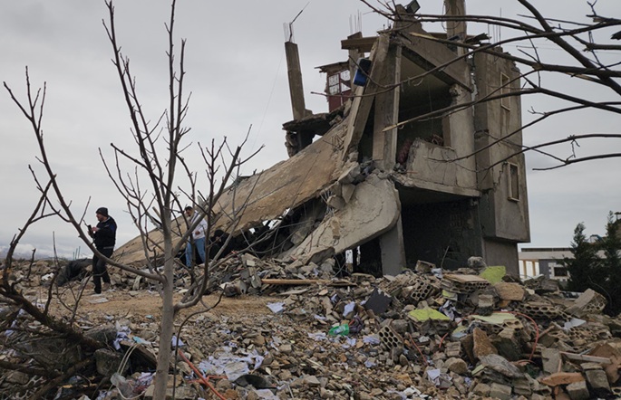 Iran vahingoittaa Israelin keskeistä öljynjalostamoa, Israel iskee iranilaisiin laivasto-objekteihin. 3