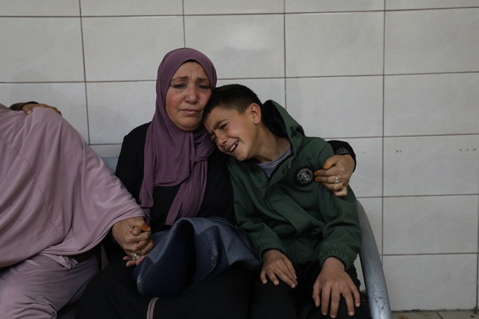 Israelin ilmaisku ja tulitukset tappoivat 12 Gazassa ja Länsirannalla. 1