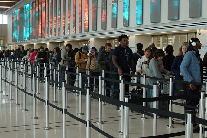 Jääkiekkoagentit avustavat lentokenttäturvallisuudessa DHS:n sulkeutuessa 1