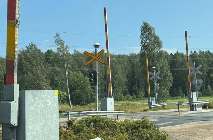 Junaliikenne keskeytyi, kun yksi henkilö menehtyi junaturmassa Akaassa. 1