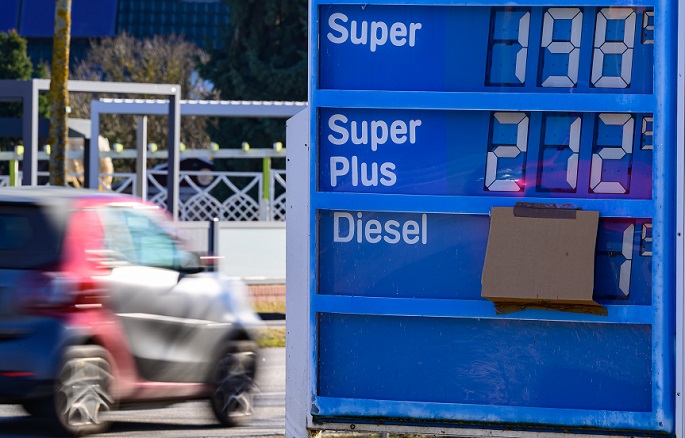 Kohonneet polttoainehinnat nostavat kiinnostusta sähköautoja kohtaan Saksassa. 1