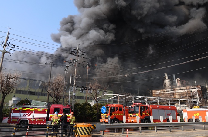 Kymmenen kuollut, 59 loukkaantunut Etelä-Korean autonosatehtaalla tapahtuneessa tulipalossa 1