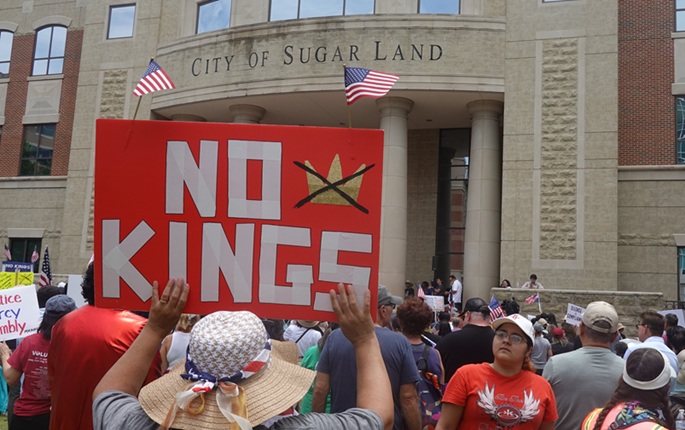 Laajat 'Ei kuninkaita' -mielenosoitukset puhkeavat Yhdysvalloissa Trumpin politiikan ja Iranin sodan vuoksi. 1