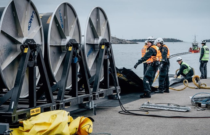 Suomi toimittaa öljyvuotovalmiusvälineitä Ukrainalle. 1
