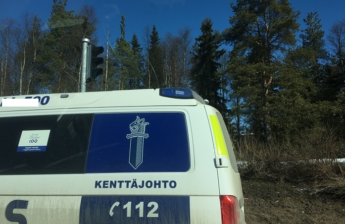 Teini-ikäinen tyttö puukottaa toista teini-ikäistä Kouvolan puistossa. 1