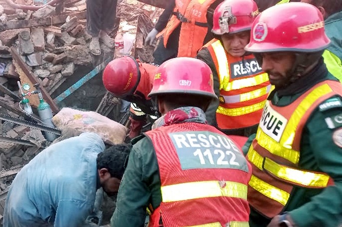 Viisi kuollut, 20 loukkaantunut katon romahtaessa Pakistanissa 1