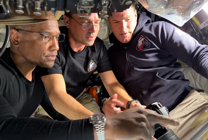 Artemis II -miehistö valmistautuu laskeutumaan historiallisen kuulennon jälkeen. 1