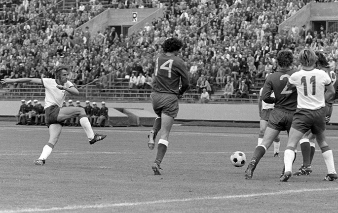 Entisen Itä-Saksan jalkapallotähti Kreische on kuollut. 1