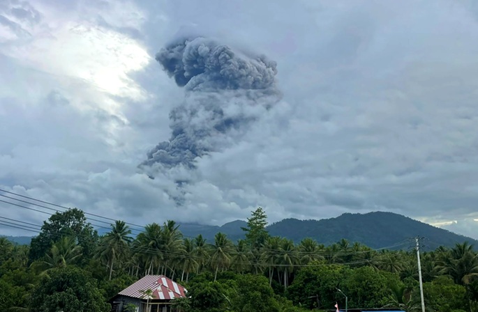 Indonesian Dempo-vuori purkautuu, tuhkapilvi kohoaa 3,5 kilometriin. 1