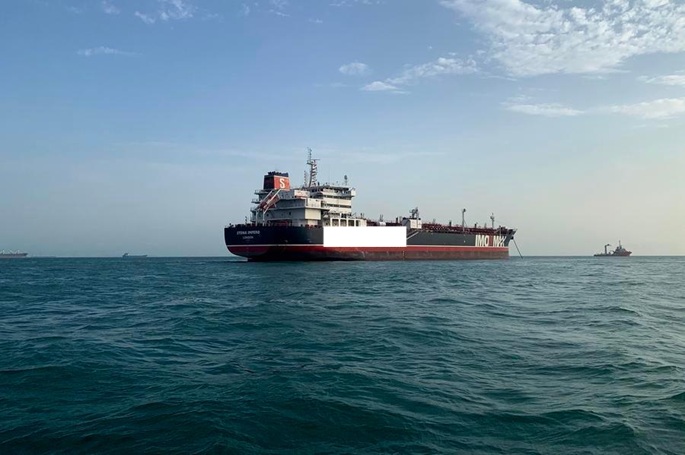 Iran estää Hormuzin salmen liikennettä vaatimalla Yhdysvaltojen merisaarron lopettamista. 1