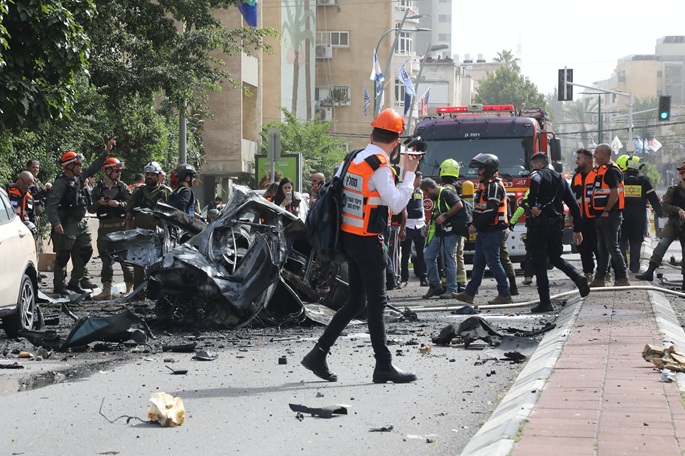 Israelin joukot iskevät keskeisiin sotilaskohteisiin Teheranissa, Iranin pommit osuvat lähelle Israelin sotilas päämajaa. 1