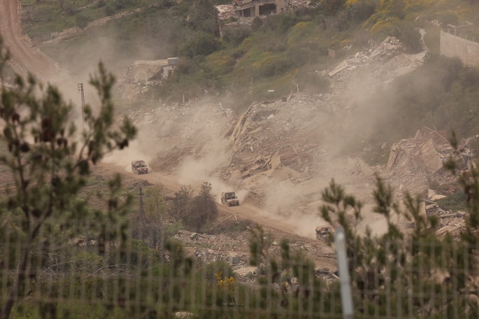 Israelin joukot surmaavat seitsemän Etelä-Libanonissa, asettaa kesäkuun puolivälin tulitauon määräajaksi. 1