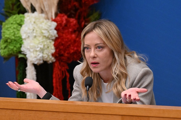 Italian pääministeri tuomitsee tulitauon rikkomisen ja kehottaa vähentämään riippuvuutta Washingtonista. 1