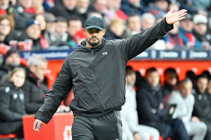 Kompany jää pois Mestarien liigan välierien avausosasta kolmannen keltaisen kortin vuoksi. 1