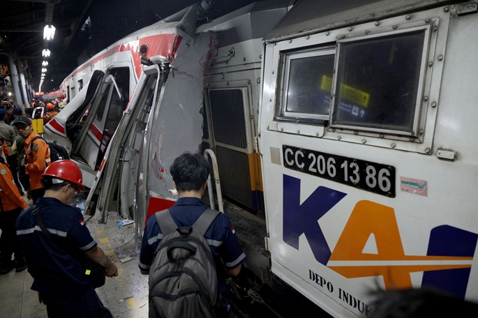 Kuolemantapaukset nousivat 15:een Indonesiassa tapahtuneessa junaturmassa. 1