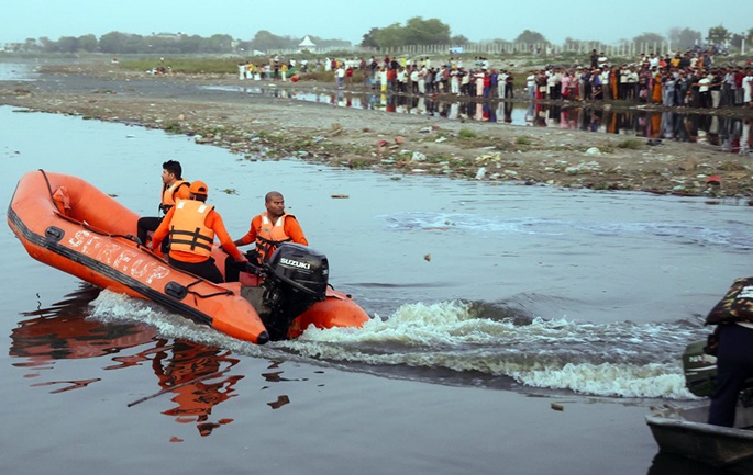 Kymmenen kuollut aluksen törmätessä ponttonisiltaan Intian joessa. 1