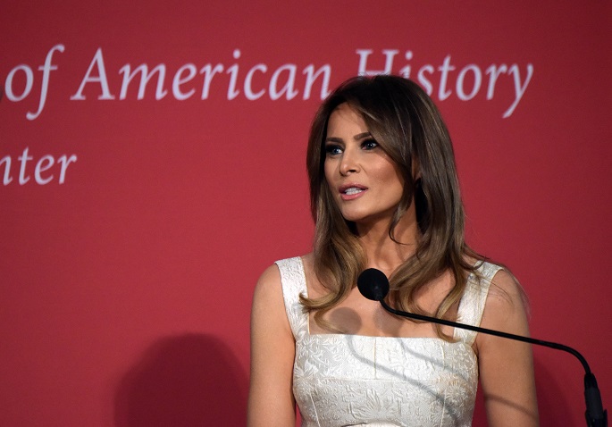 Melania Trump kumoaa väitteet, jotka yhdistävät hänet Epstein-asiassa. 1