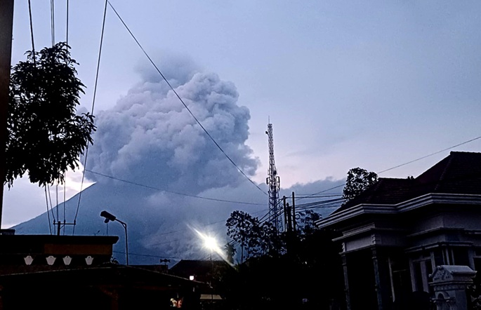 Mount Semeru -tulivuori purkautuu jälleen Indonesiassa 1