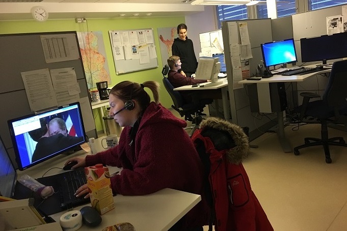 Palkat laskivat helmikuussa edellisestä kuukaudesta, mutta nousivat vuodentakaisesta. 1