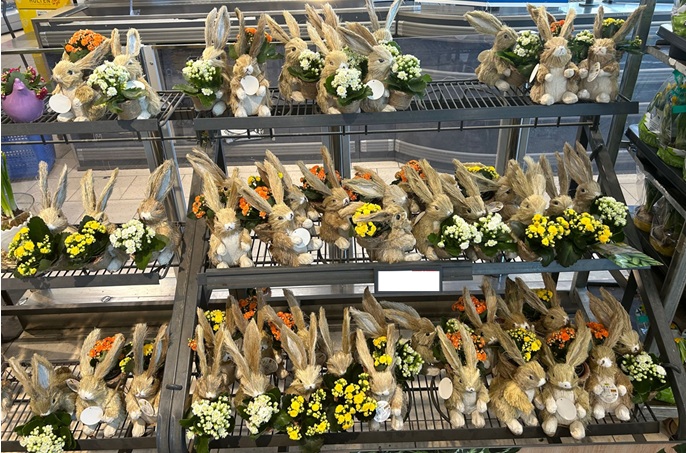 Pääsiäisjuhlat alkavat innostuneessa tunnelmassa, lahjakauppa vilkastuu. 1