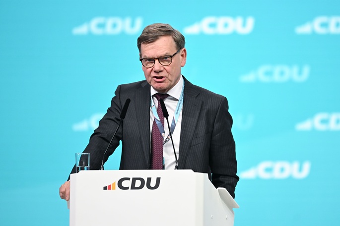 Saksalainen ulkoministeri ilmaisee huolensa Trumpin uhasta erota Naton jäsenyydestä. 1