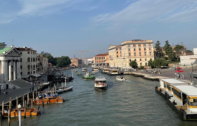 Suomi rajoittaa osallistumistaan Venetsian biennaaliin Venäjän osallistumisen vuoksi. 1