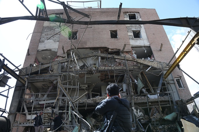 Trump vihjaa määräajan pidentämisestä Iranille annettujen "salmen avaaminen" varoitusten jälkeen. 1