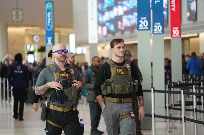 Yhdysvallat peruuttaa vihreät kortit Iranin hallintoon liittyviltä henkilöiltä, jotka ovat jääneet kiinni ICE-agenttien toimesta. 1