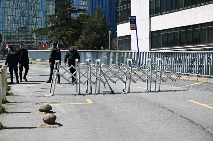 Yksi hyökkääjä kuoli, neljä haavoittui tulitaistelussa Israeli konsulaatin läheisyydessä Istanbulissa. 1