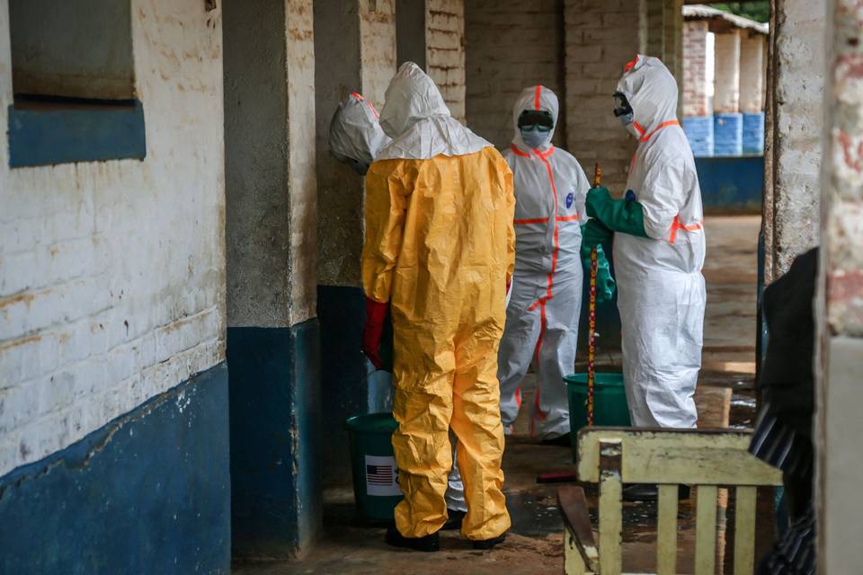 Afrikkalaiset terveysasiantuntijat varoittivat ebolan leviämisen riskeistä alueella. 1