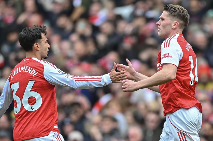 Arsenal johtaa kuudella pisteellä, kun mestaruuspainetta siirtyy Man Citylle. 1