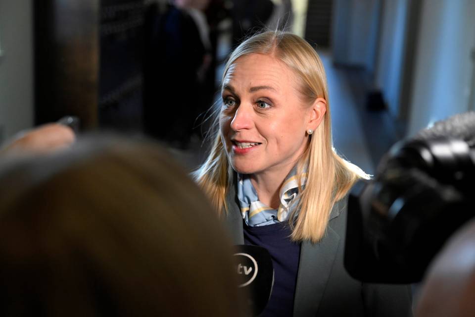 Elina Valtonen ja Slovakian ulkoministeri antavat lausuntoja medialle Elina Valtonen ja Slovakian ulkoministeri antavat lausuntoja medialle 1